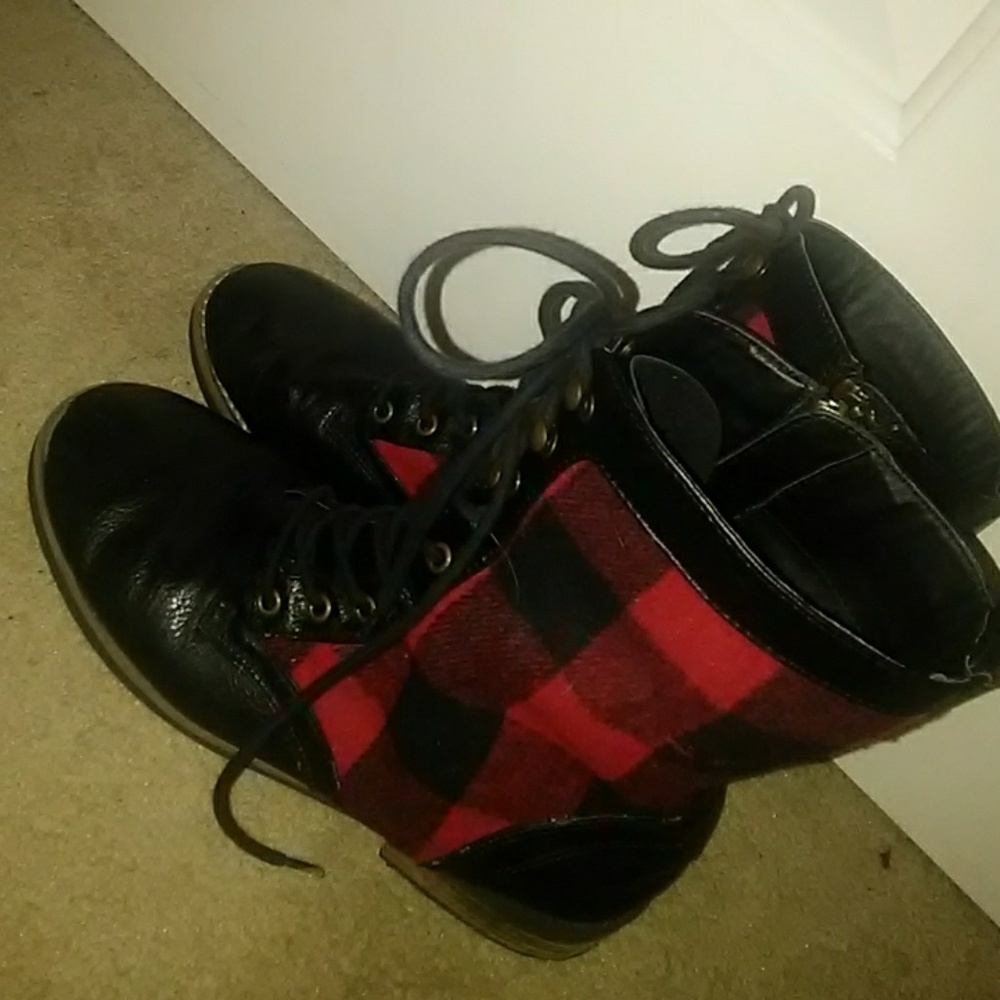 Mid-calf red and black plaid shoes